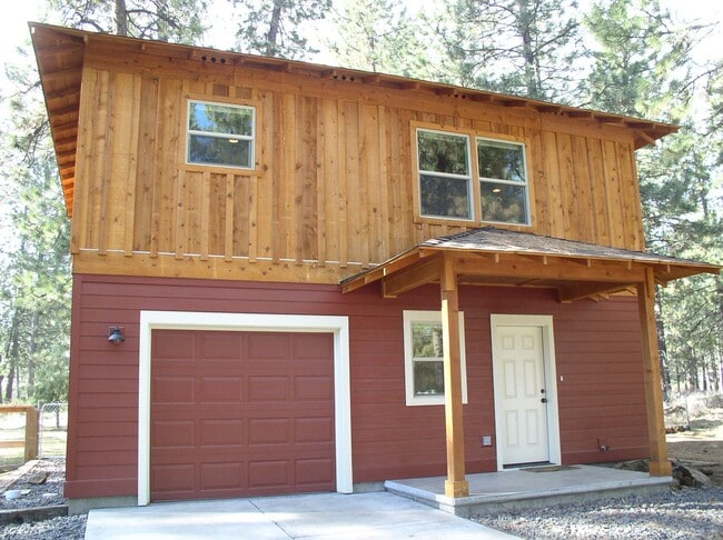 Peaceful 2-Bed Home on a Spacious 1-Acre Lot - Peaceful 2-Bed Home on a Spacious 1-Acre Lot