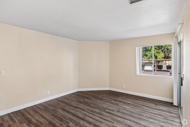 1BR, 1BA - 615SF - Living Room