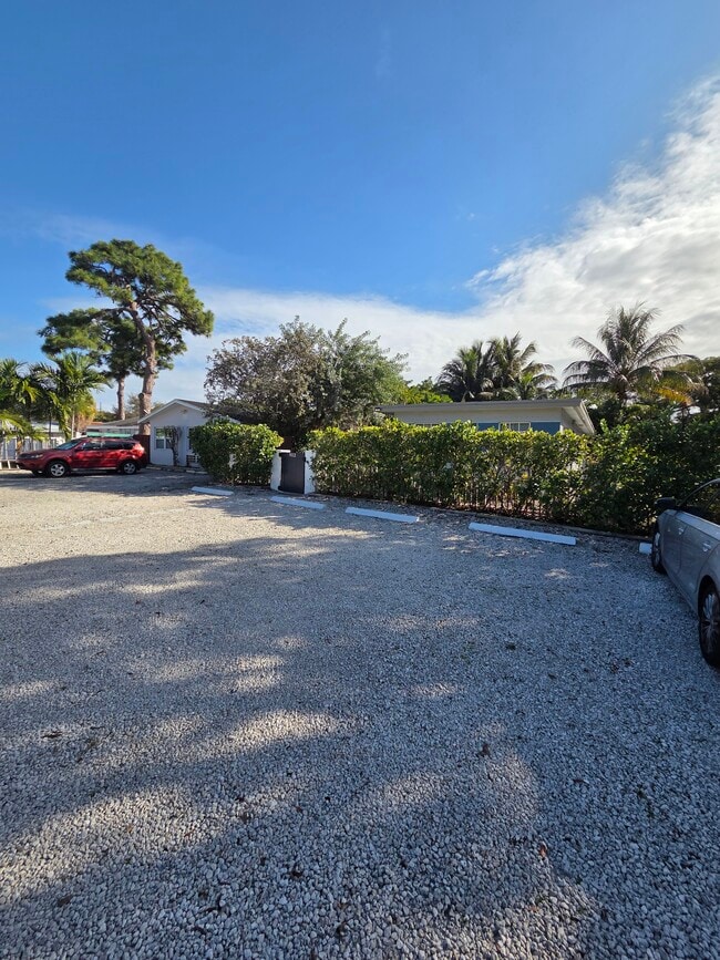 Building Photo - 902 NE 40th St Unit 2