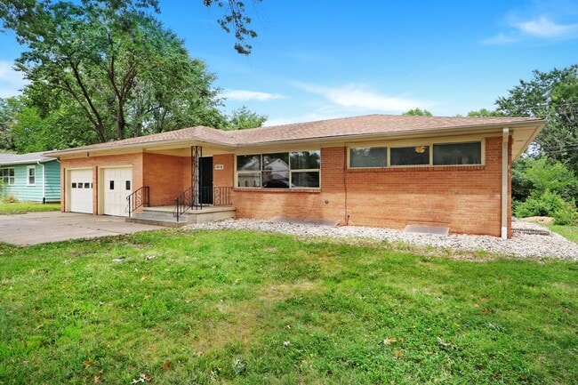 Photo - Don't Fuss with the Bus -5 Bed - 3 Bath - ...