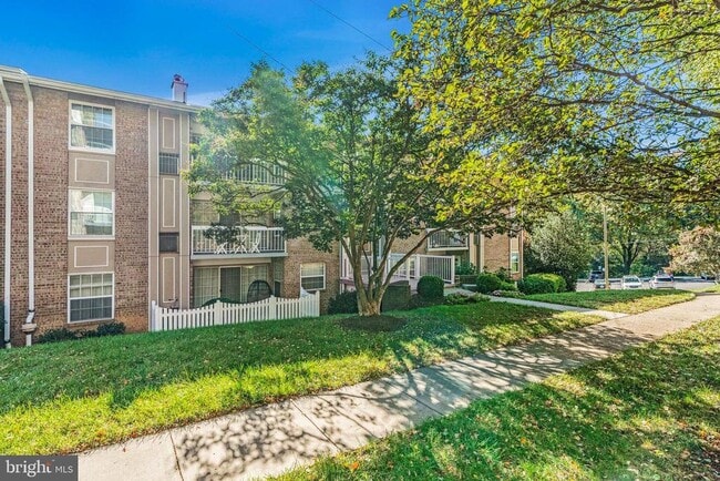 Building Photo - 1935 Wilson Ln Unit 203