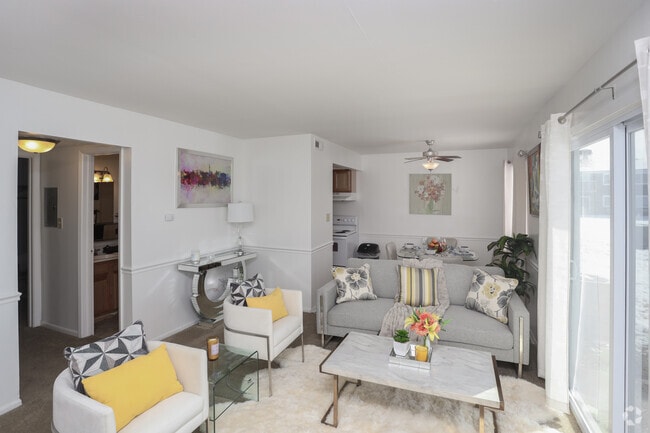 1BR, 1BA - 700 SF