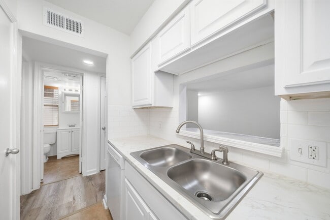 Photo - Seasons Beachfront - 1 & 2 Bedroom Floor Plans Available - Preferred Employer/Student & Senior Ci...