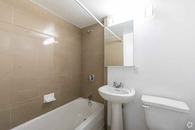 BACHELOR - Bathroom - 650 Parliament St