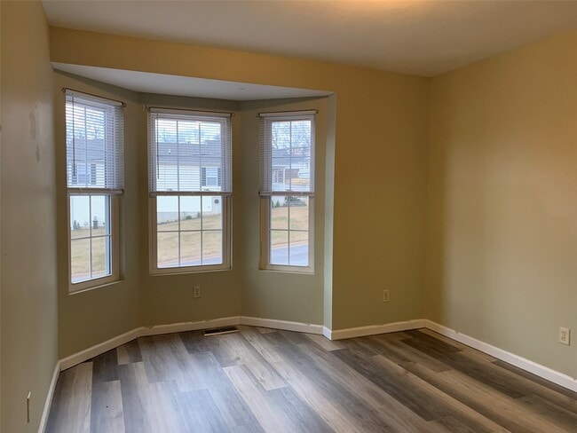 Photo - 403 Frank St