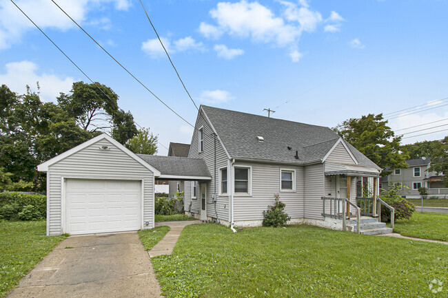 Building Photo - 902 W Lapeer St Rental