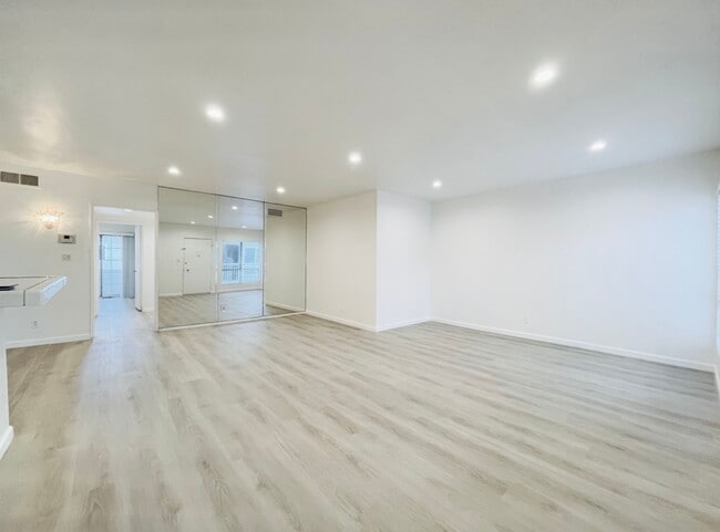 Photo - 5320 Zelzah Ave Unidad 316