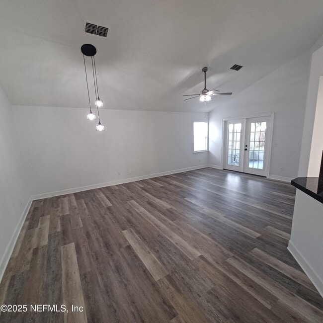 Photo - 7775 Mactavish Way S