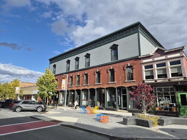 Building Photo - 36 Pleasant St Unit 3A