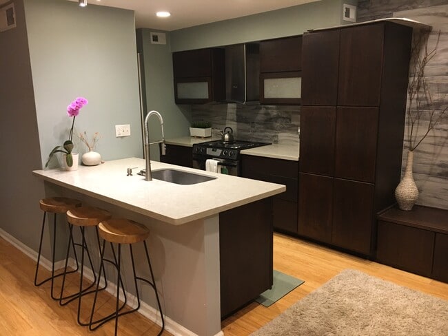 Building Photo - 417 W 8th St Unit E