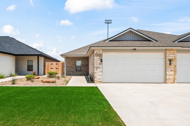 Building Photo - Like New Duplex in Frenship East! Unit A