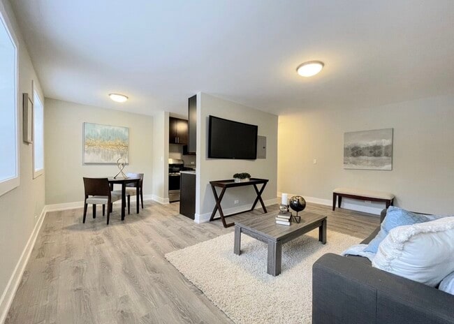 Photo - 530 W Surf St