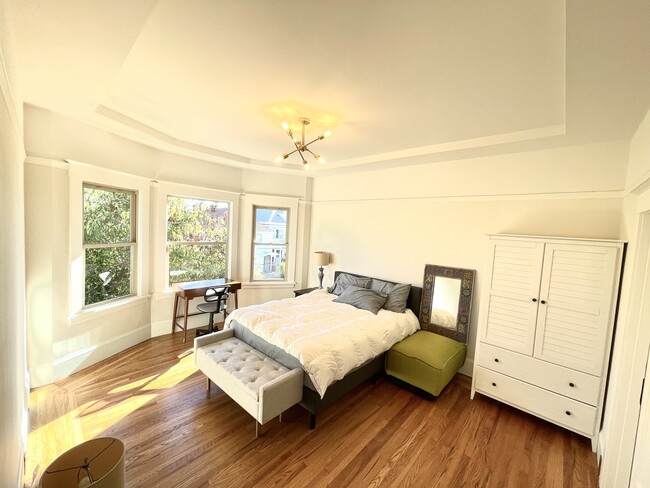 Building Photo - 684 Apgar St