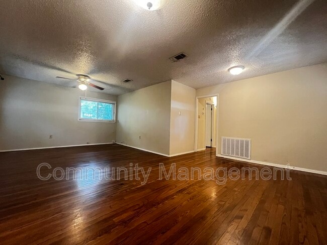 Photo - 2415 Rhododendron Ave