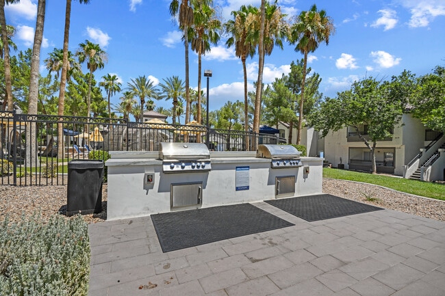 Enciende la parrilla y disfruta de una comida al aire libre con amigos. - Solitude at Centennial