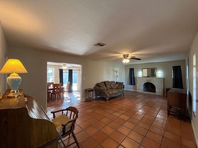 Photo - HOUSE AND BACK APARTMENT ON LARGE LOT!!