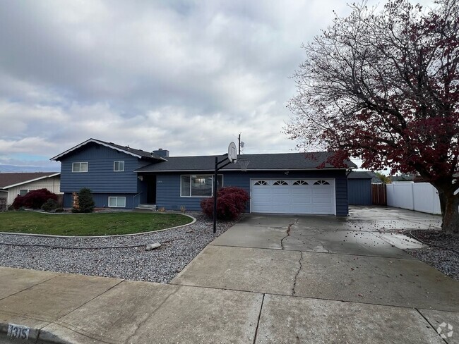 Building Photo - SPACIOUS 4 bed/2 bath home in desired loca...