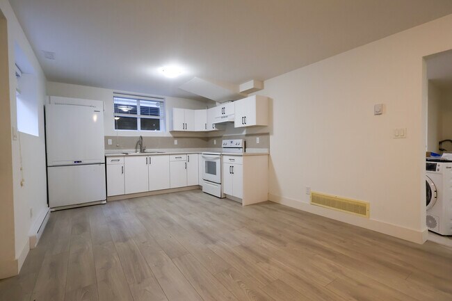 Photo - 21684-21695 95 Ave