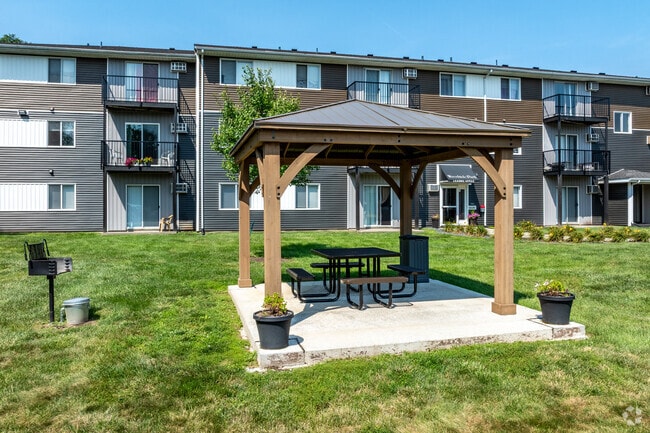 Picnic Area - Woodside Park Apartments