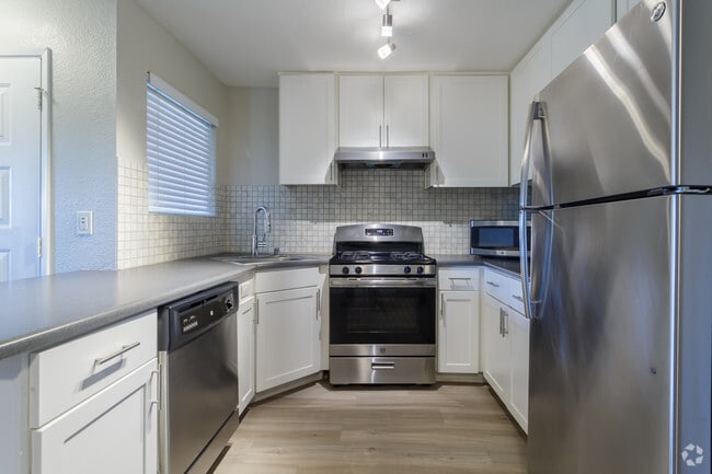 2BR, 1BA - 735 SF