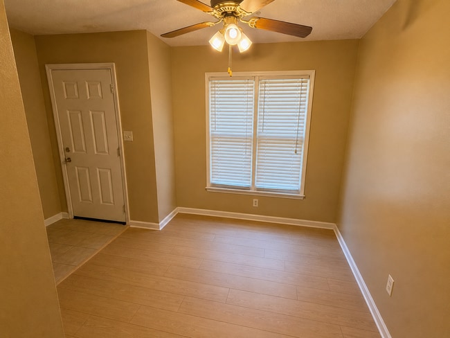 Photo - 1220 Oakplace Dr SW