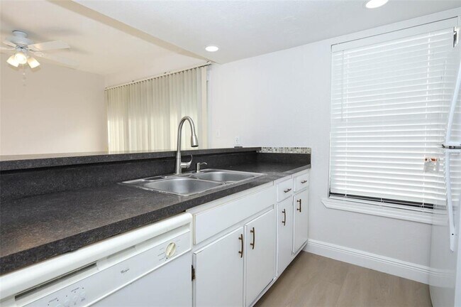 Photo - 4029 Henley Rd Unidad 1705