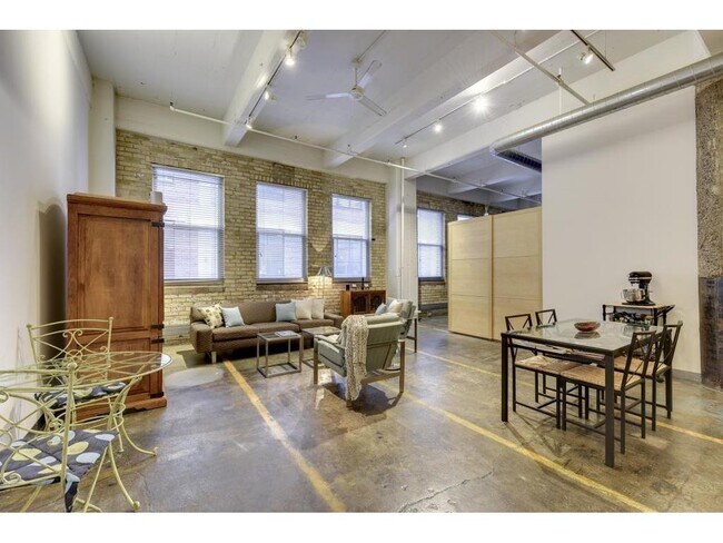 Building Photo - 700 N Washington Ave Unit 208