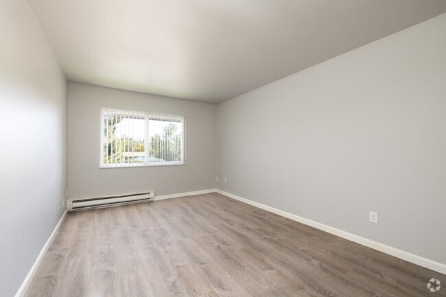 2BR, 1BA - 1,000SF - Primary Bedroom