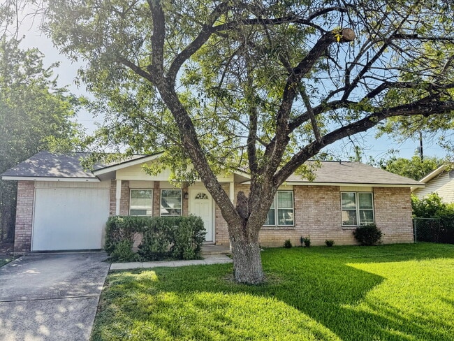 Building Photo - Charming 3-Bedroom Home with Spacious Layo...