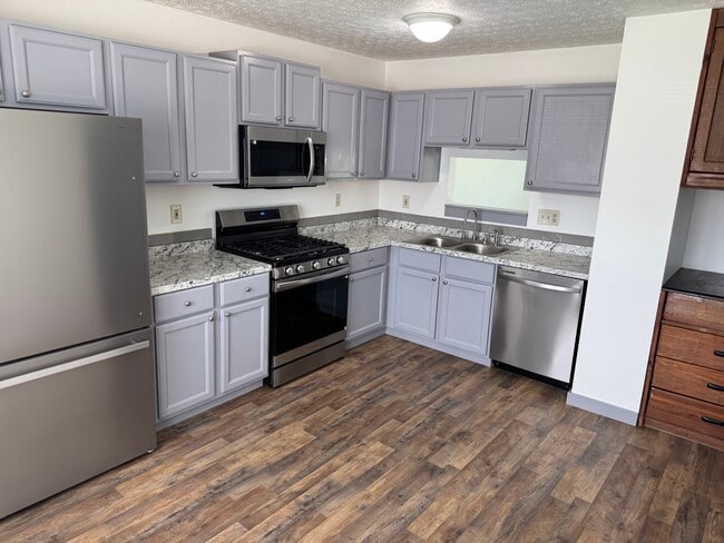 Photo - 475 Broadview Ct