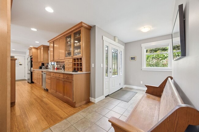 Photo - Normandy Park - Modern and Spacious!