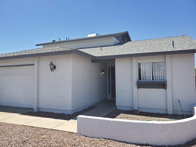 Building Photo - No HOA! North Phoenix 3 Bedroom Home with Large Yard & Garage