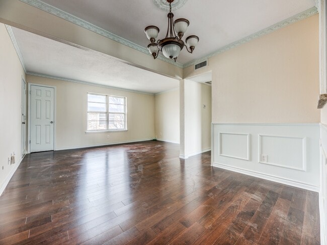 Building Photo - 5833 Sandhurst Ln Rental