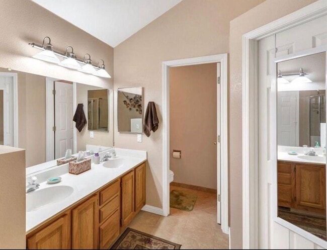 Ensuite Bathroom 2 - 82 Sequoia Cir