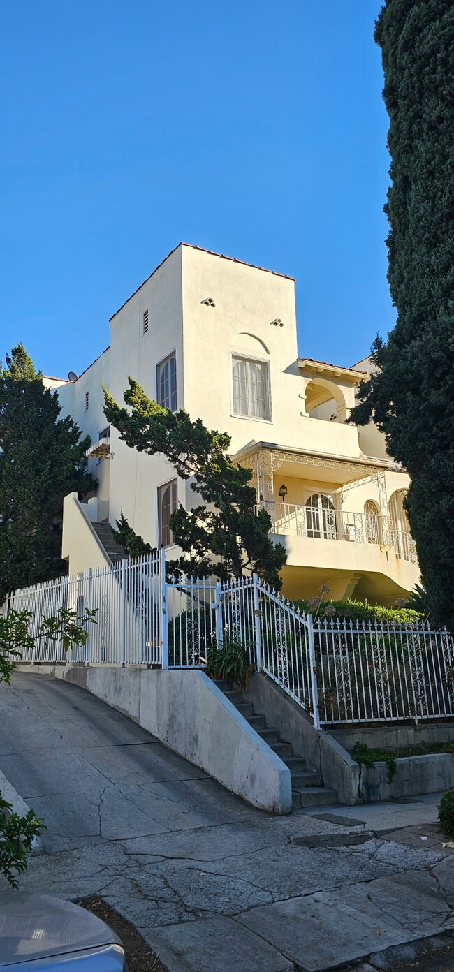 Facade - 218 1/2 N Kenmore Ave Unit 218.5