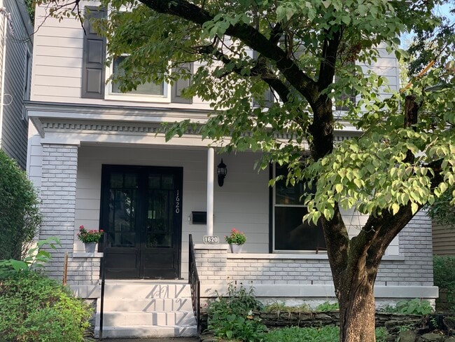 Building Photo - 1620 Rosewood Ave Rental