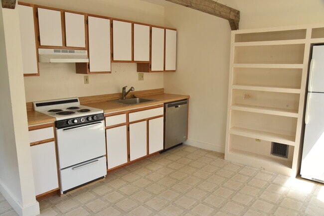 Sunny large eat in kitchen - 166 State St Unidad 2