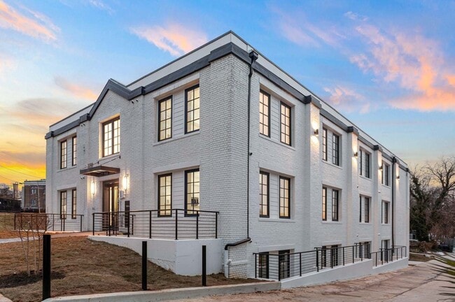 Building Photo - The Santmyers Rental