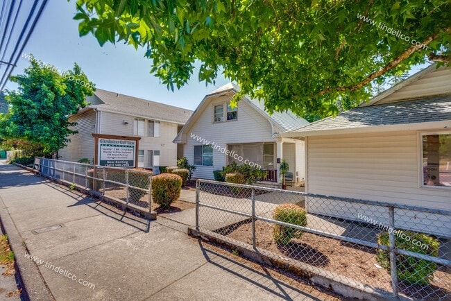 Building Photo - Spacious Pet-Friendly Top-Floor Unit SAX 38-4