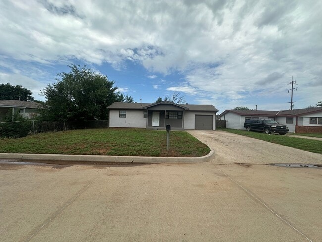 Building Photo - 3 bed, 1 bath, 1 car garage