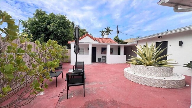 Building Photo - 1950 SW 5th St Unit 4-4 Rental
