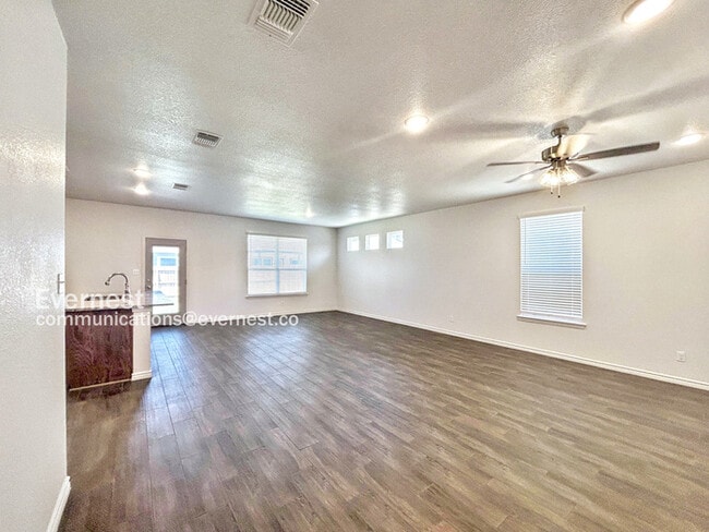 Photo - 2216 Hornbeam St