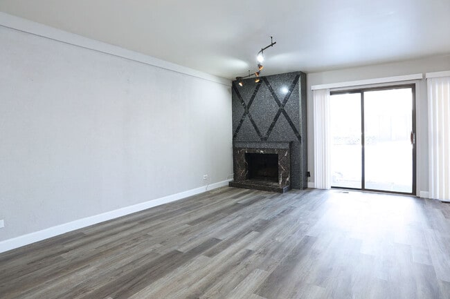 Photo - 236 Deerpath Ct Unit B1