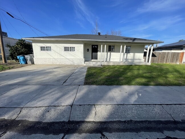 Building Photo - 1215 Whyler Rd