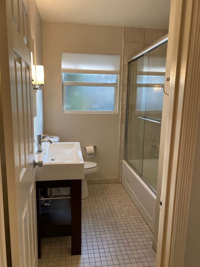 Photo - 385 Maureen Ln