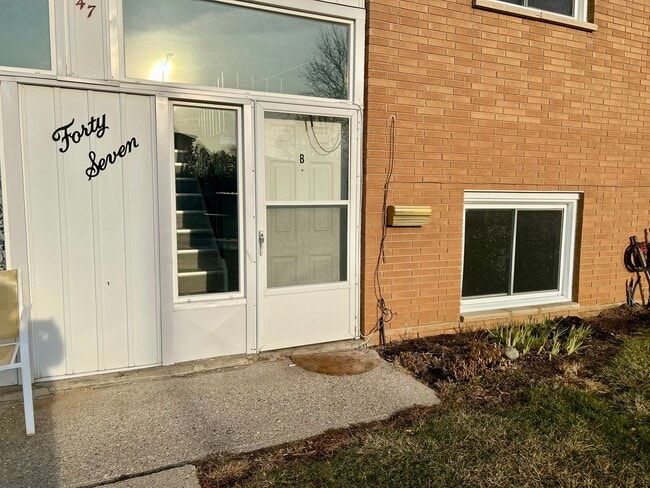 Building Photo - 47 Beechwood Crescent Unit B