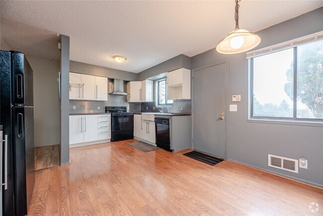 Building Photo - 16 Surrey Hill Way Rental