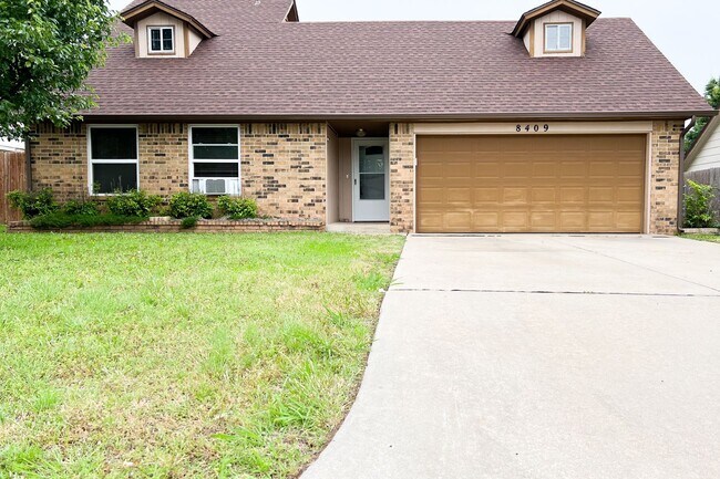 Photo - Massive 4BD/2BTH and 2 Car garage Home! Mi...