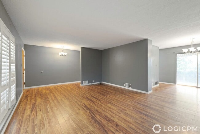Photo - 1305 Henderson Dr