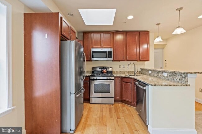 Building Photo - 922 Madison St NW Unit 304